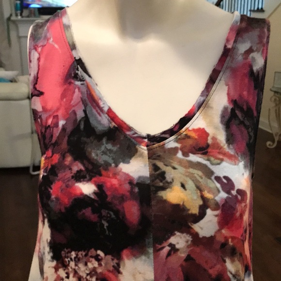 SIMPLY VERA WANG XS. MULTI COLORS. Has hankerchief hemline.DANCES N THE WIND❤️ - Picture 4 of 8